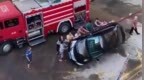 廣東一違停車(chē)堵消防車(chē)被群眾掀翻,，官方通報(bào)