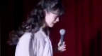 被摸腿脫口秀女演員發(fā)聲：穿長褲還是恐懼，網(wǎng)上的謾罵像烙鐵印進神經(jīng)