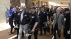 抗議者手舉照片占領(lǐng)特朗普大廈：釋放被拘移民