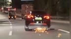 深圳一特斯拉高速上爆胎疾行火花四濺，后車多次提醒無效報警,，警方回應(yīng)