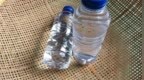 洗發(fā)水被裝進(jìn)礦泉水瓶致八旬老人誤飲，酒店：可減免兩晚房費(fèi)補(bǔ)償