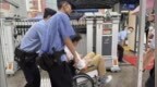 武汉一考点门口 男生突然晕倒！结局暖心