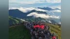 萍鄉武功山景區：云海紅旗相映紅