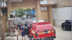 漯河：消防員跪地救援受傷女孩 緊急送醫彰顯溫情與擔當