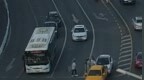 骑单车路过砸车救人被发病司机咬破手指 全网寻“条纹哥”