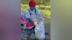 江西男子撿垃圾視頻火了 ：看到家鄉干凈了，心里踏實