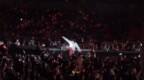 楊宗緯演唱會不小心踩空摔下舞臺