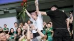 国安主场浪漫一幕！东北女孩求婚北京男友：我们结婚吧