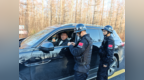 寒风中的守护：双目峰边境检查站民警温暖护航冬季G331旅游线