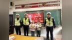 拾金不昧好少年，抚州交警为两名“小雷锋”上门颁奖