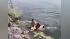 蚌埠一对母子不慎落水，冬泳队员救下两人