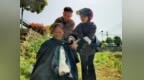 暖“心”闻：给乡村老人免费理发的暖心“托尼”