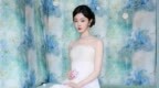 宋轶穿抹胸白裙置身花海，宛如花之精灵