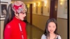 董璇探班杨丽萍， 小酒窝跟她学孔雀舞，后继有人！