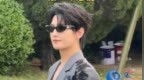 演员杨洋现身开封清明上河园，NPC演员为其送上蒜薹花：“这是我们河南最高礼仪”