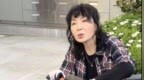 张曼玉61岁素雅挖芋头，格子衬衫接地气，网友：这才是松弛感
