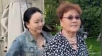 远嫁上海后，她仍和亲妈住一起，47岁身材发福，18岁女儿很优秀