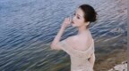 关晓彤抹胸裙大片 举手投足优雅感满满