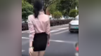 安徽一女子斑马线拍走秀视频博流量，被交警约谈并罚款
