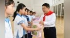 叶建春在武宁县与少年儿童共庆“六一”