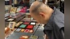暖“心”闻：小时候因意外失去双手 他用嘴“写”出另一种人生