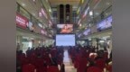 把服务搬进商场 奋斗社区主题宣传周暖商促消费