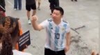 上海一中国阿根廷球迷对西班牙球迷种族歧视，之后被警方带走