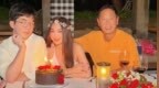 59岁温碧霞生日生图曝光，脸肿发福显老态，养子妖娆坐姿引热议