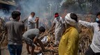 新冠死亡人数剧增，火葬场太满，印度德里建临时火葬柴堆来火化尸体