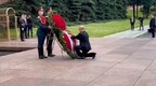 俄媒：衛國戰爭爆發紀念日 普京單膝跪地向無名烈士墓獻花
