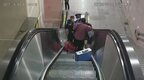 整个过程只用3秒 武汉警民联手救下扶梯摔倒老人