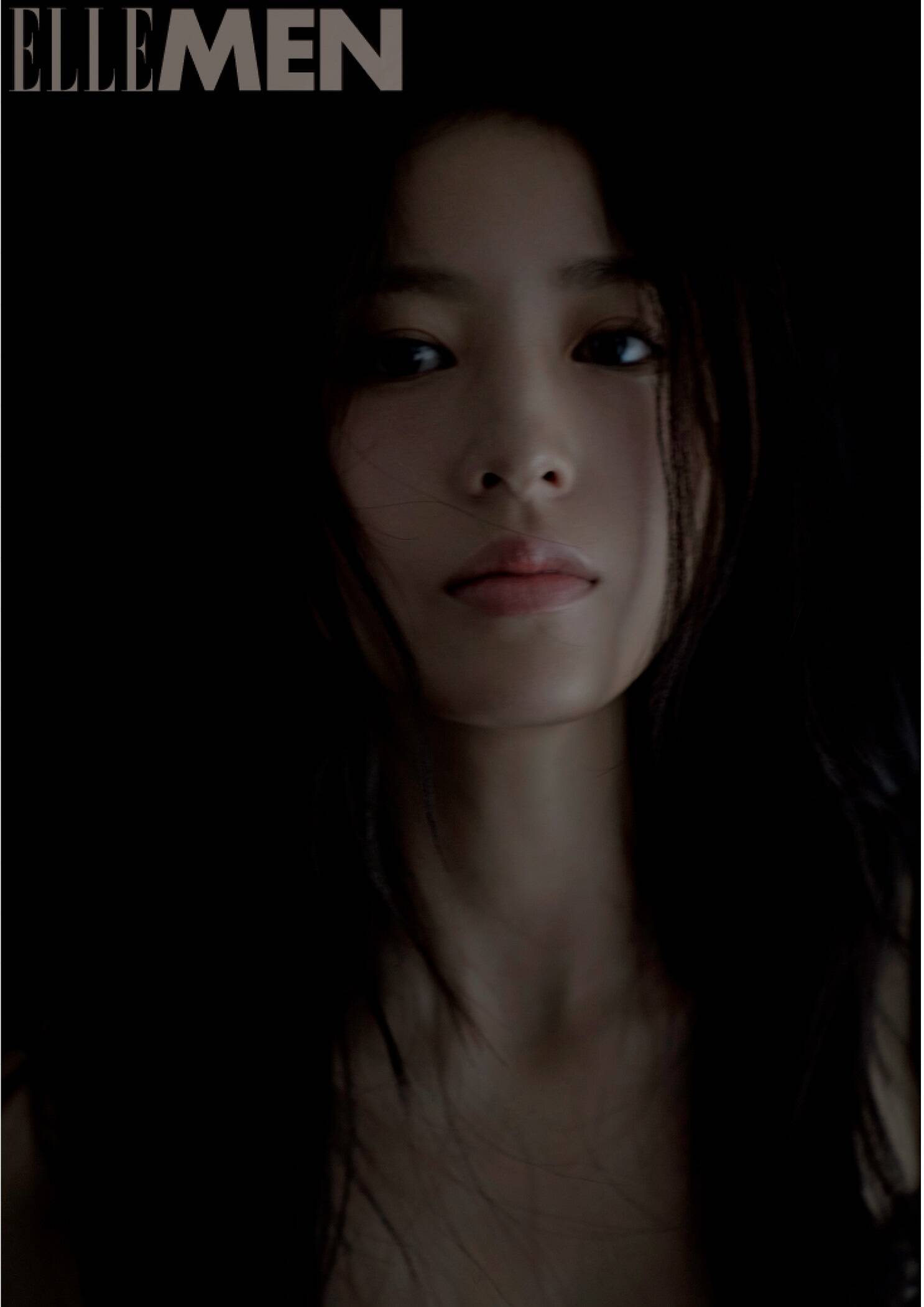 照片中她表情冷酷眼神犀利,演绎暗黑系少女的束缚