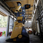 “变形金刚”来了 日本公司研发可行走巨型机器人