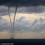 两股水龙卷海上起舞