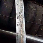 老农打磨古剑做菜刀