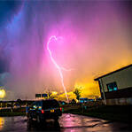 极罕见“粉色闪电”