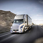 自动驾驶大卡车像擎天柱 