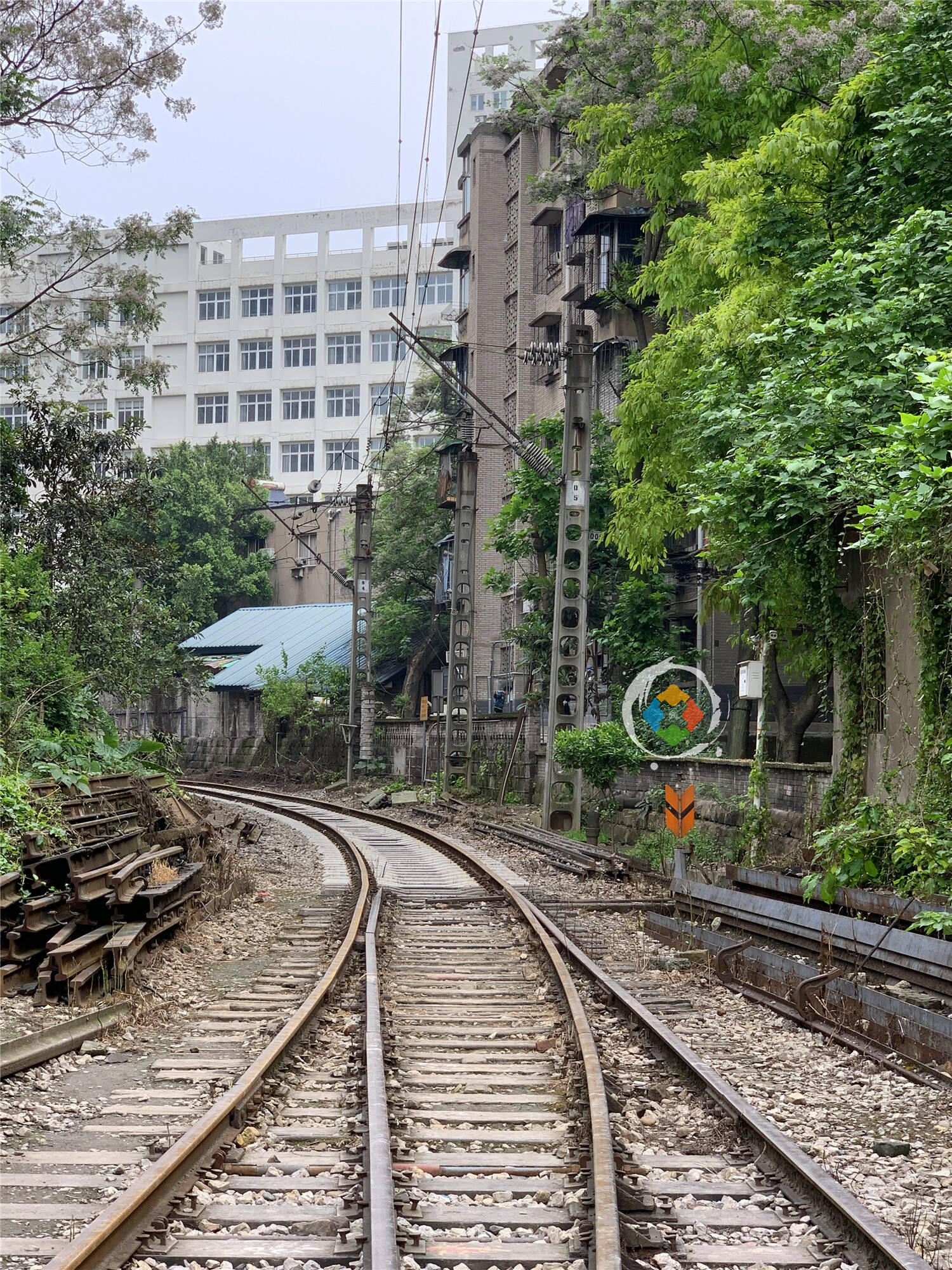 军哥书屋面前有一条废旧的铁路,依然保留着原来的模样,过路的只有居民