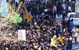 韩国示威者手举慰安妇遗像抗议