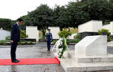 日首相安倍访问美国太平洋国家纪念公墓