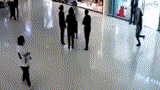营业员掌掴孕妇,孕妇老公气急败坏将其踹飞
