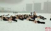 河南高校学生冒雪赤膊训练 PK俯卧撑