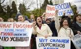 俄罗斯民众聚集街头 声援俄运动员