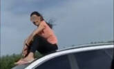 女子贪玩坐行驶中的越野车顶吹风 被罚10元