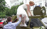 男子用装甲车接新娘被贴罚单