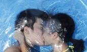杭州千名大学生情侣举行水中恋爱趴 水中舌吻尺度大