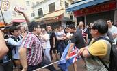 香港民众愤怒了 痛打“反水客”成员