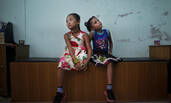尼泊尔地震一周年：截肢女孩相互扶持共度难关