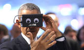 奥巴马和默克尔体验虚拟现实眼镜画面