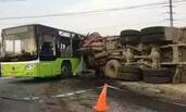 北京货车撞公交视频曝光：直接插进车厢，乘客被撞飞